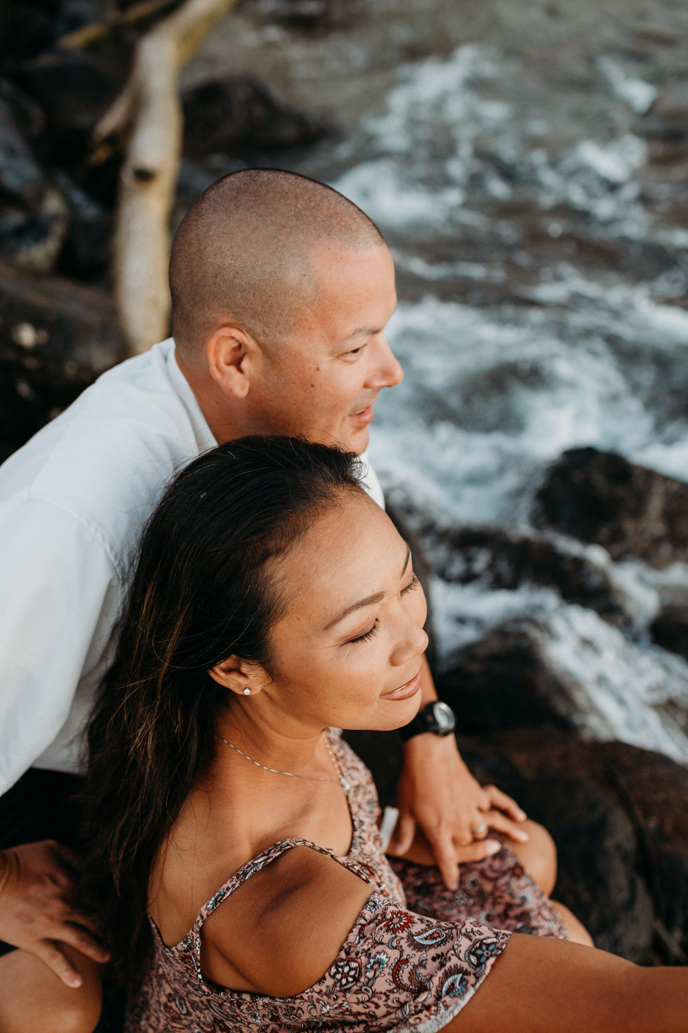 Couple looks out to the ocean during their Hawaii couple's photoshoot by Liz Koston.