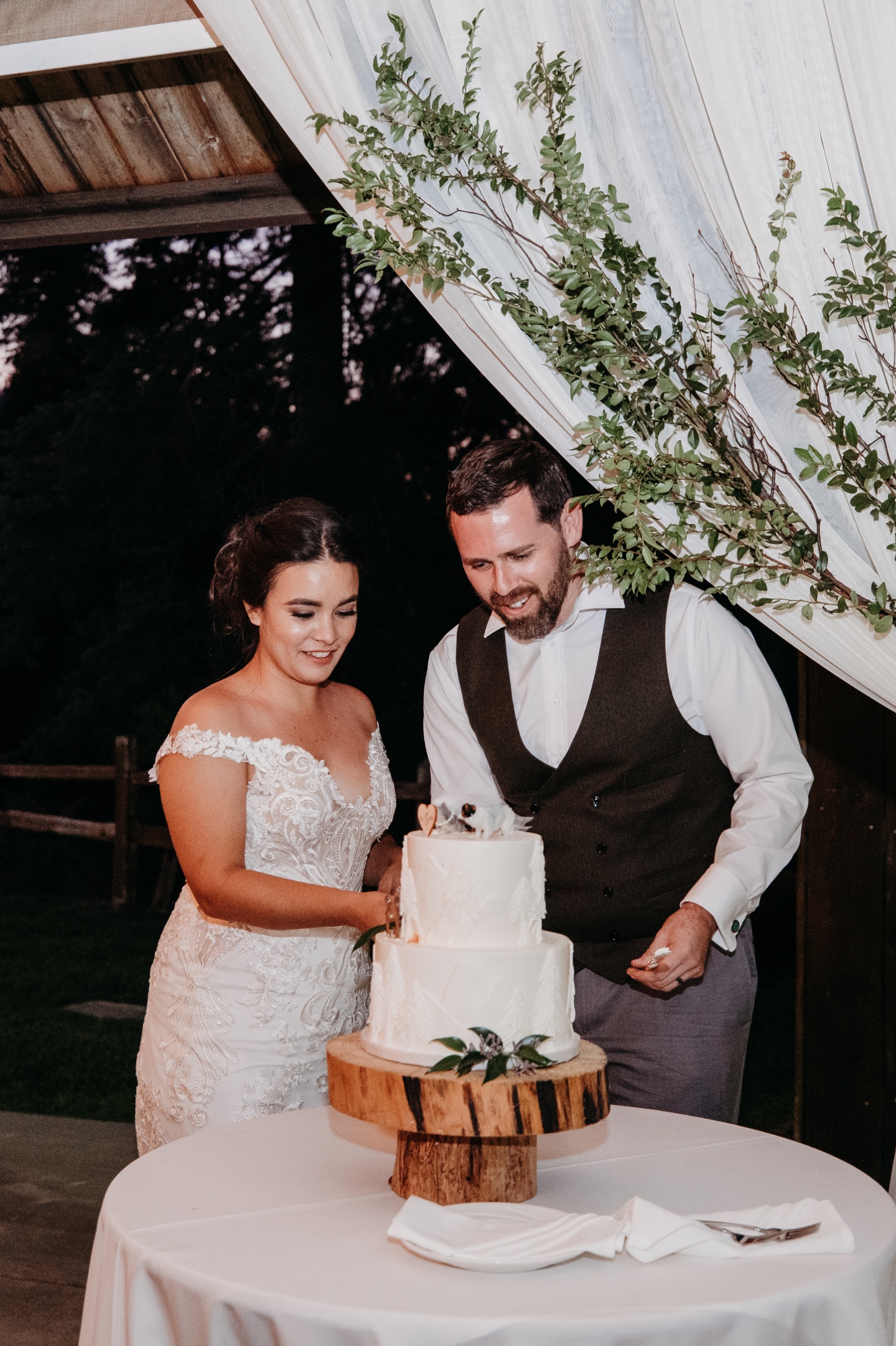Bride and groom cut their cake at their Yosemite wedding reception at Tenaya Lodge